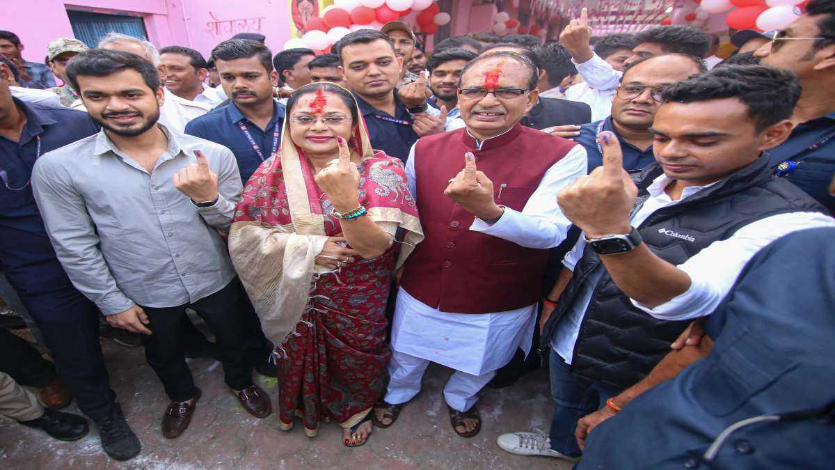 सीएम शिवराज ने परिवार के साथ किया मतदान, बोले- पहले मतदान-फिर जलपान